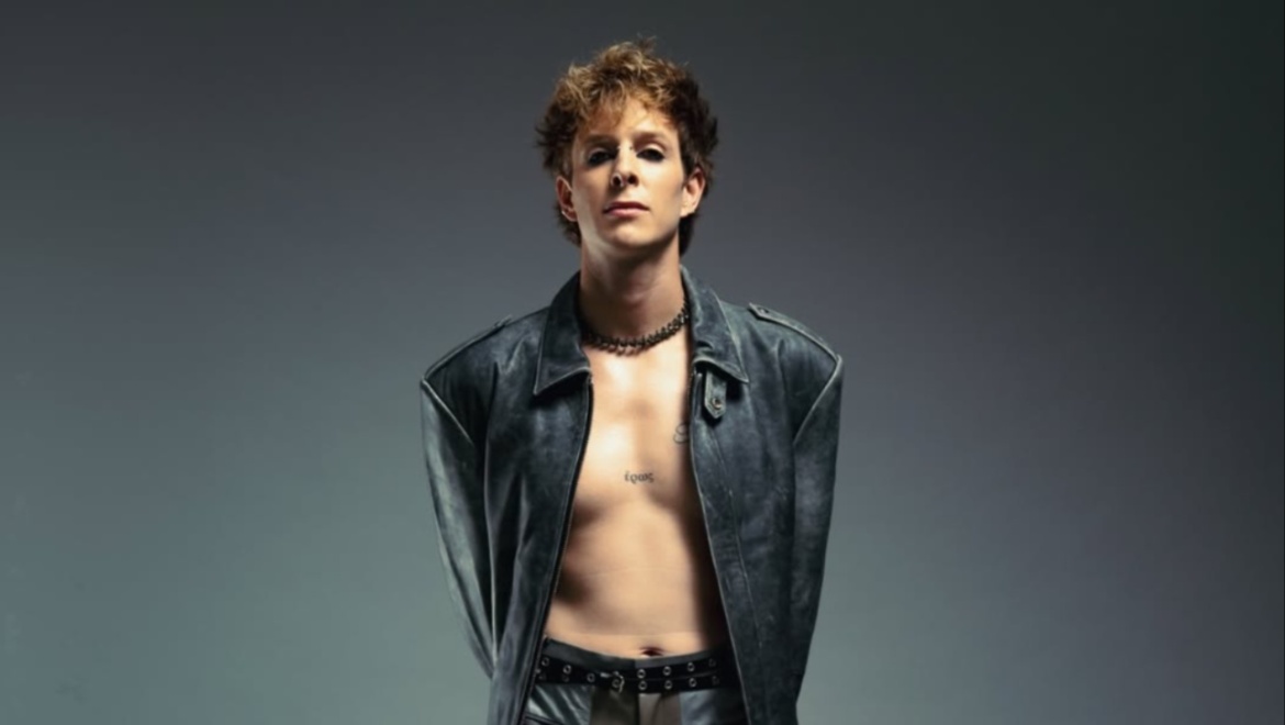 D3lta: Εμφανίστηκε γυμνός στην βροχή - Δείτε το viral βίντεό του στο TikTok