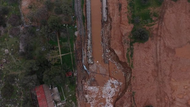 Η βυθισμένη στη λάσπη Βάρη από ψηλά - Κομμένοι δρόμοι και καταστροφές από την κακοκαιρία