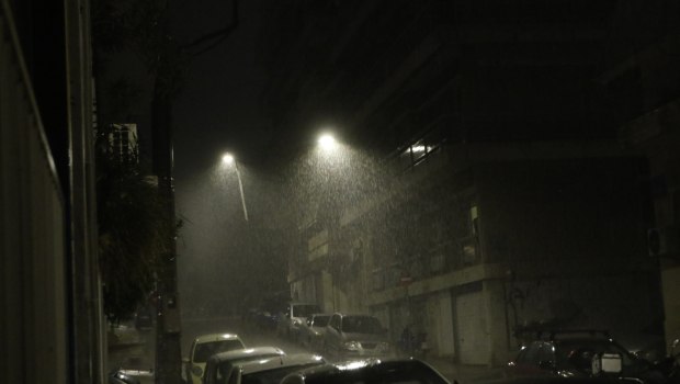 «Άνοιξαν» οι ουρανοί στην Αττική - Ισχυρή βροχόπτωση χτυπά την Αθήνα