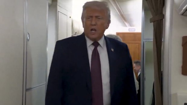 Ο Τραμπ δηλώνει ότι «μεγάλη δύναμη» του στρατού των ΗΠΑ κινείται προς το Ιράν