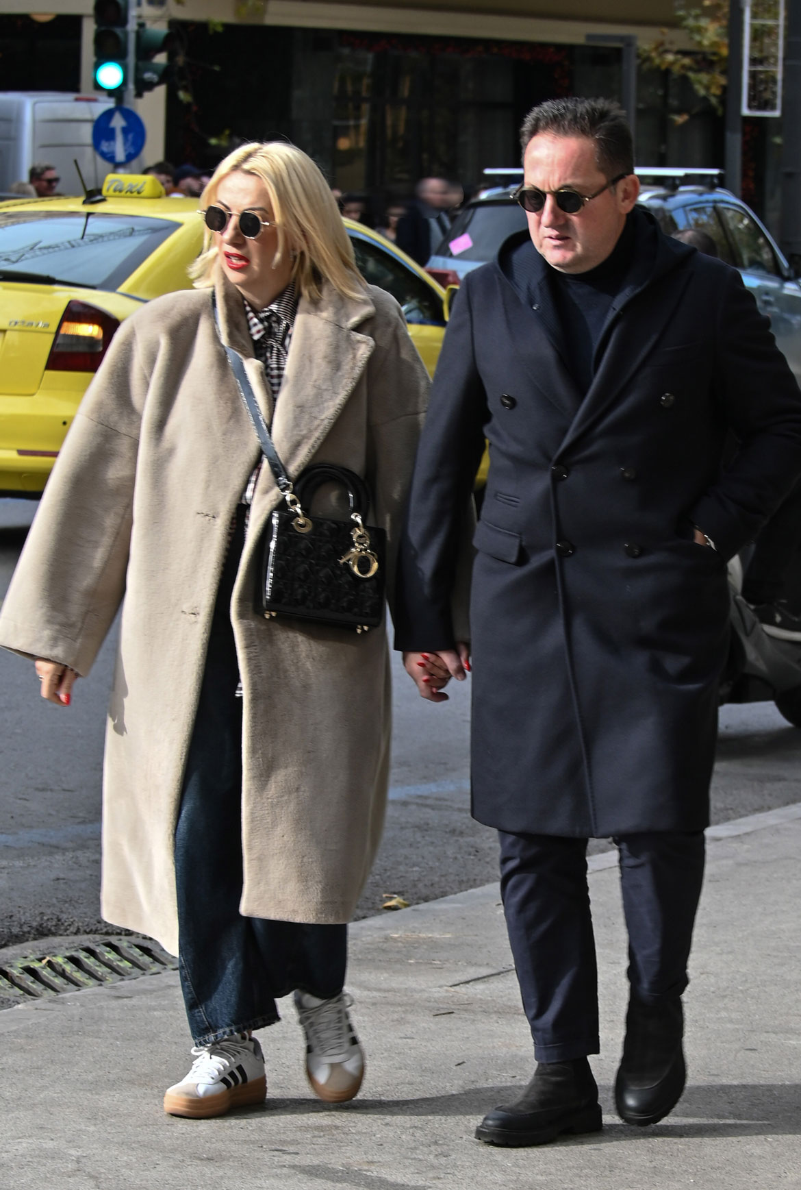 Στέλιος Πέτσας: Στο κέντρο της Αθήνας με τη σύζυγό του, Βασιλική Τσόγκα - Φωτογραφίες