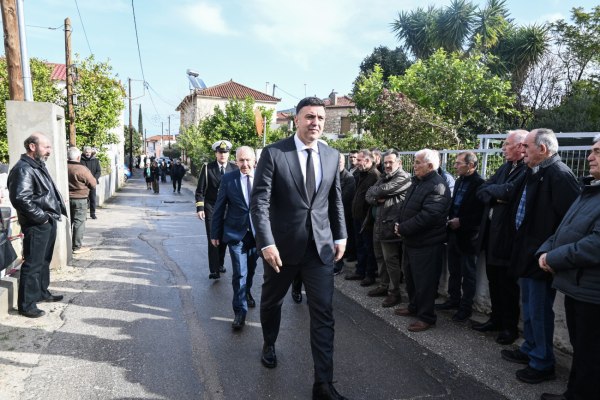 Παράλιο Άστρος: Το τελευταίο αντίο στον 53χρονο λιμενικό - Ο Κικίλιας ζήτησε να «υιοθετήσει» η Βουλή το παιδί του