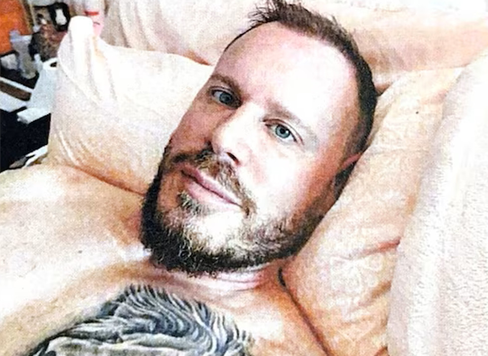 Ράιαν Γουέντινγκ στο κρεβάτι