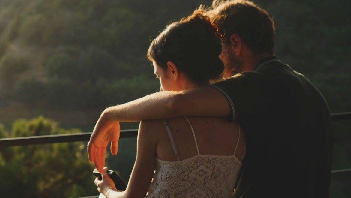 Τι είναι η αποφεύγουσα προσκόλληση και πώς επηρεάζει τις σχέσεις;