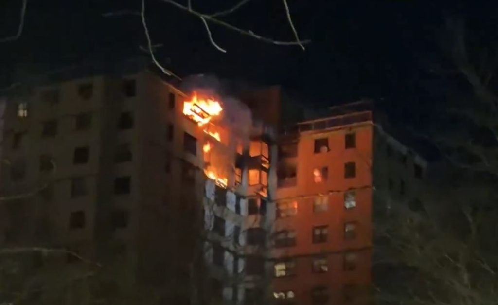 Νέα Υόρκη: Στις φλόγες πολυκατοικία στο Μπρονξ – Φόβοι για νεκρούς (video)