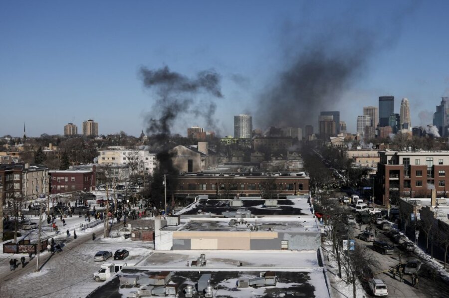 Ταραχές στη Μινεάπολη μετά τον θανάσιμο πυροβολισμό άνδρα από πράκτορες της ICE – Δακρυγόνα κατά διαδηλωτών