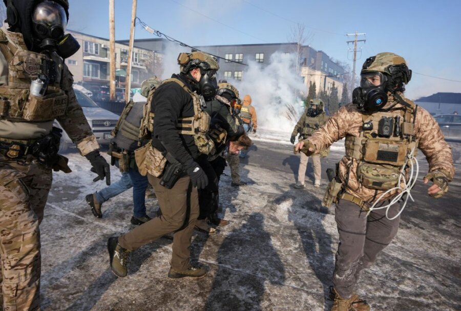 Μινεάπολη: Κινητό τηλέφωνο κρατούσε το θύμα και όχι όπλο – Νέο βίντεο αμφισβητεί τους ισχυρισμούς της ICE