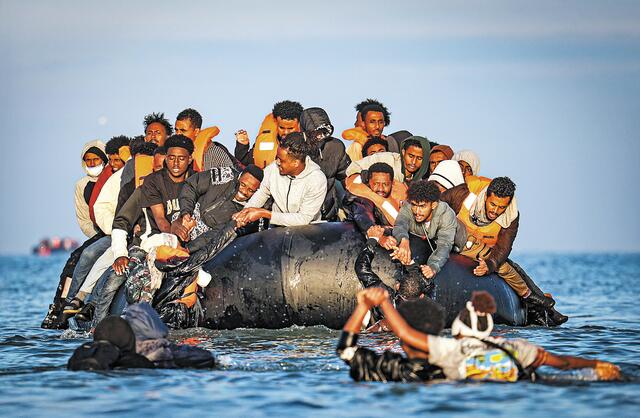 Μετανάστες σε φουσκωτή βάρκα