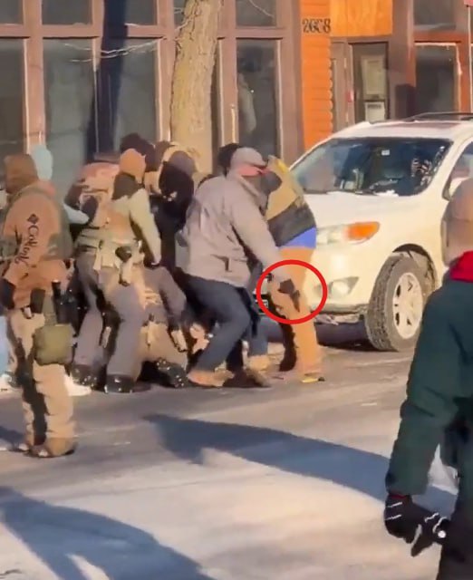 Μινεάπολη: Κοντινό βίντεο αποδεικνύει πως ο Άλεξ Πρέτι ήταν άοπλος πριν τον πυροβολήσουν πολλές φορές