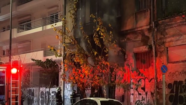 Φωτιά σε εγκαταλελειμμένο κτίριο στo κέντρο της Αθήνας - Διακοπή της κυκλοφορίας στην οδό Λιοσίων