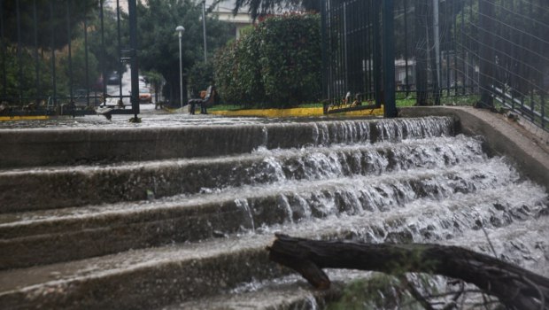Καιρός: Νέα επιδείνωση με καταιγίδες και θυελλώδεις νοτιάδες - Συναγερμός στην Αττική - Red Code για 6 περιφέρειες