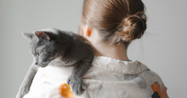 Το να χάνεις ένα κατοικίδιο μπορεί να είναι σχεδόν εξίσου επώδυνο με την απώλεια κοντινού συγγενή