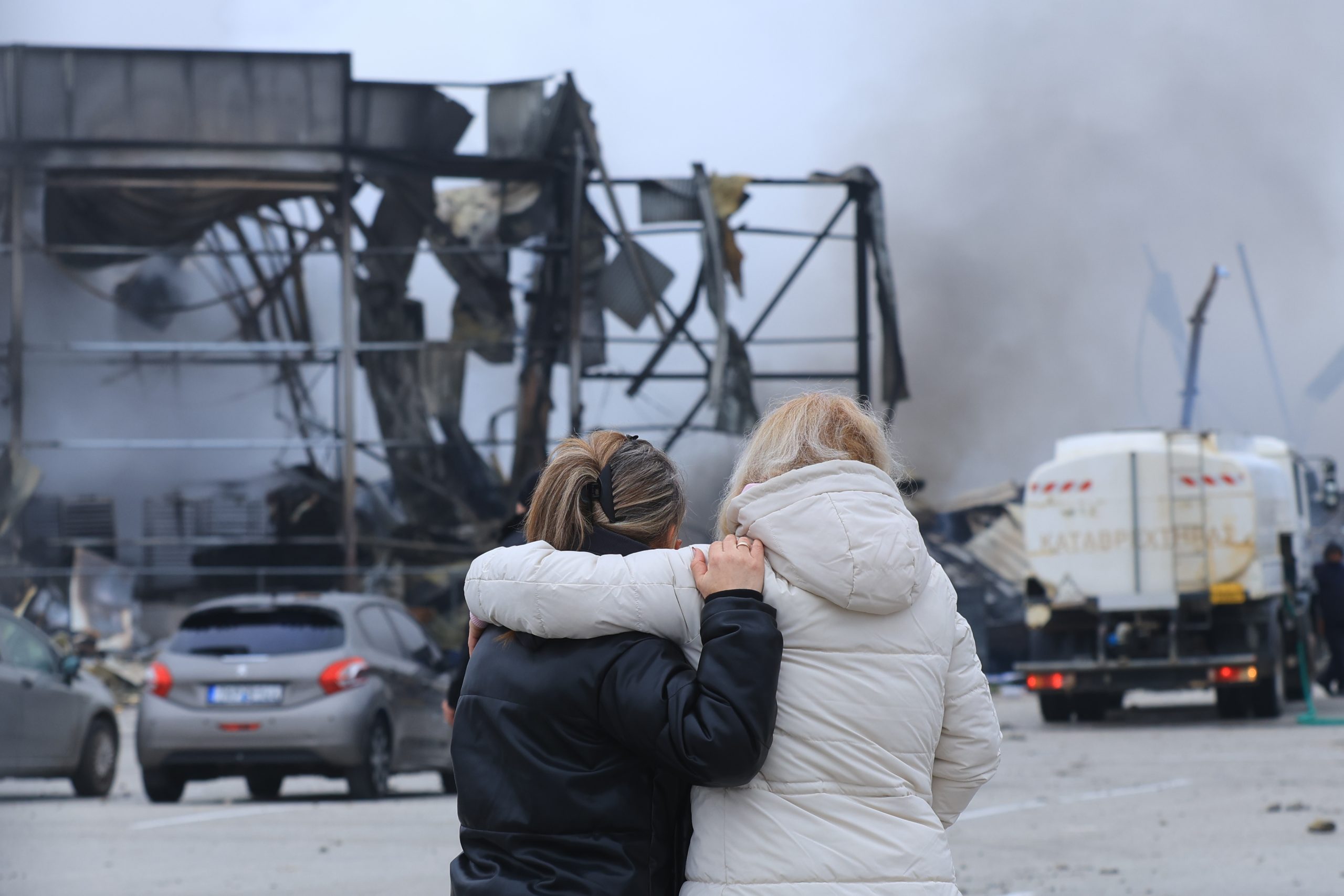 Τραγωδία στα Τρίκαλα: Για ταυτοποίηση καλούνται οι συγγενείς των νεκρών – Τα σενάρια για τα αίτια της έκρηξης