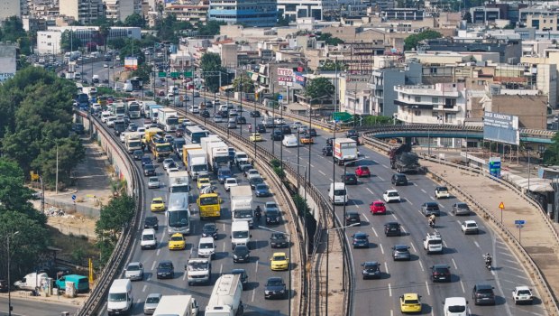 Τροχαίο ατύχημα στον Κηφισό: Σύγκρουση αυτοκινήτου με μηχανή - Κυκλοφοριακό κομφούζιο στο σημείο