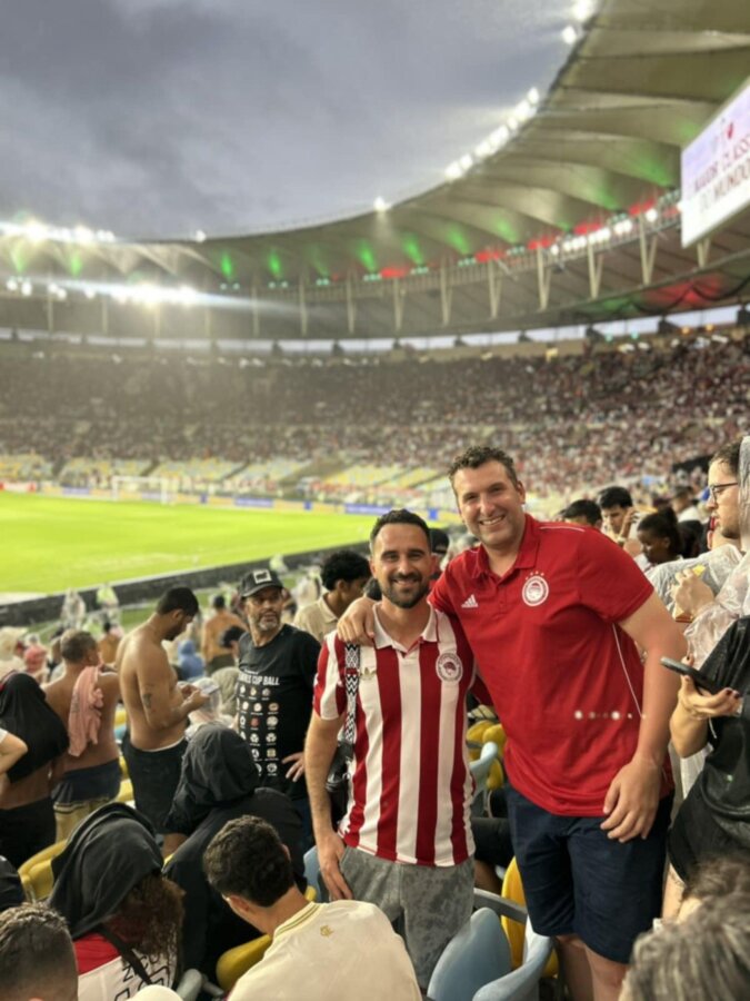 Αυτά γίνονται μόνο από Ολυμπιακούς – Με φανέλες του Θρύλου στο μεγάλο ντέρμπι στο Μαρακανά (pics, vid)