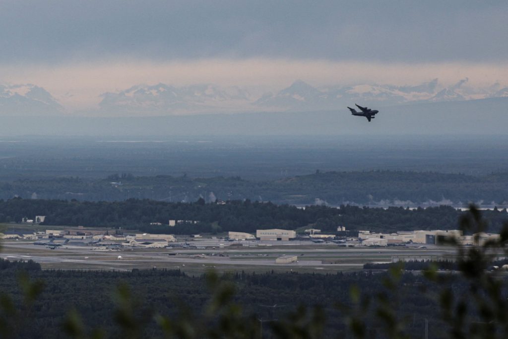 Πολεμικό αεροπλάνο στον ουρανό