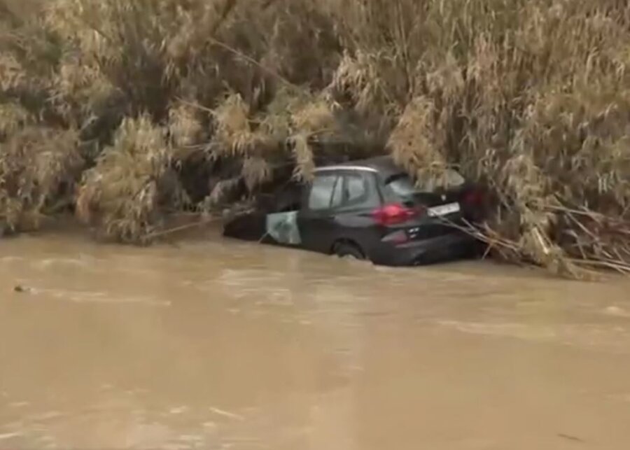 Κακοκαιρία: Δραματική διάσωση δύο εγκλωβισμένων σε ΙΧ που παρασύρθηκε από ρέμα στα Σπάτα