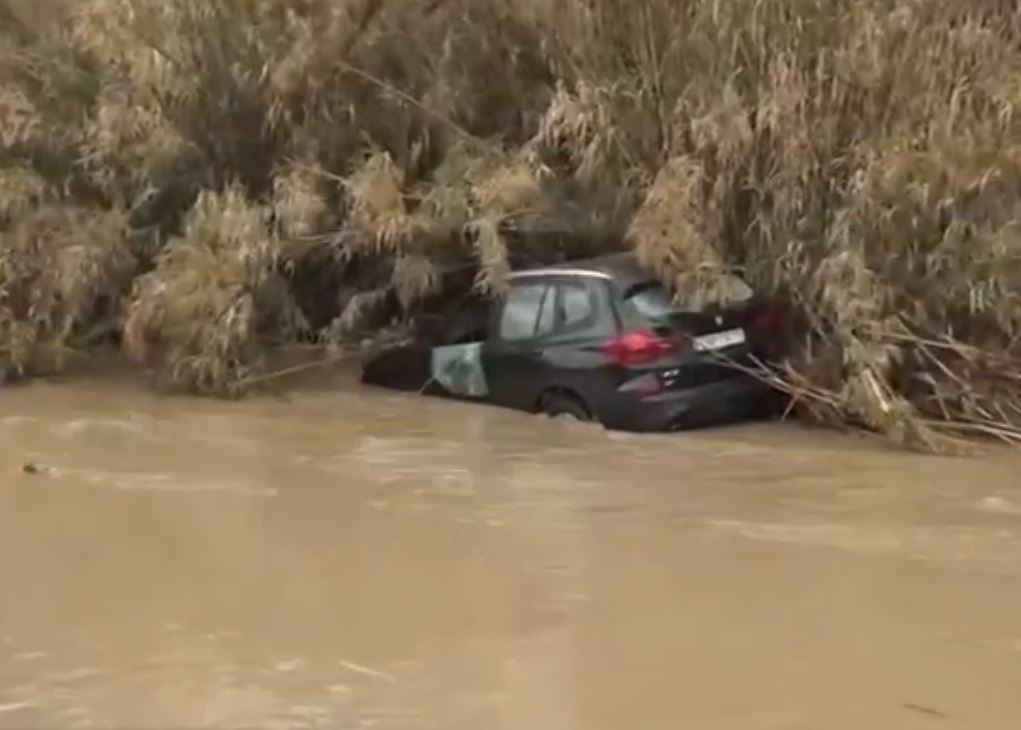 Κακοκαιρία: Δραματική διάσωση δύο εγκλωβισμένων σε ΙΧ που παρασύρθηκε από ρέμα στα Σπάτα
