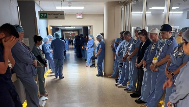 Οι συνάδελφοί νοσηλευτές του Άλεξ Πρέτι τον τίμησαν με τον πιο συγκινητικό τρόπο