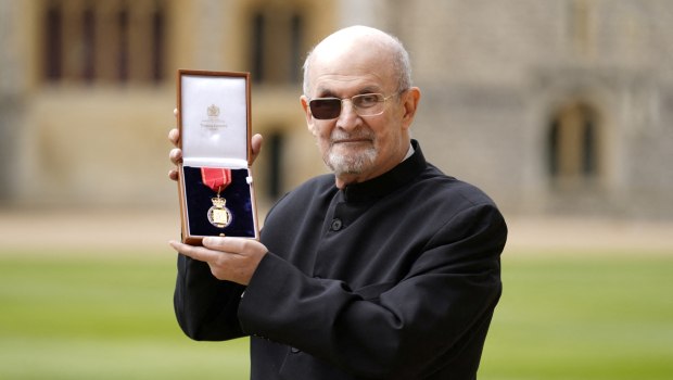 «Οι πάντες διατρέχουν κίνδυνο»: Ο συγγραφέας Ρούσντι προειδοποιεί εναντίον της πολιτικής βίας στις ΗΠΑ