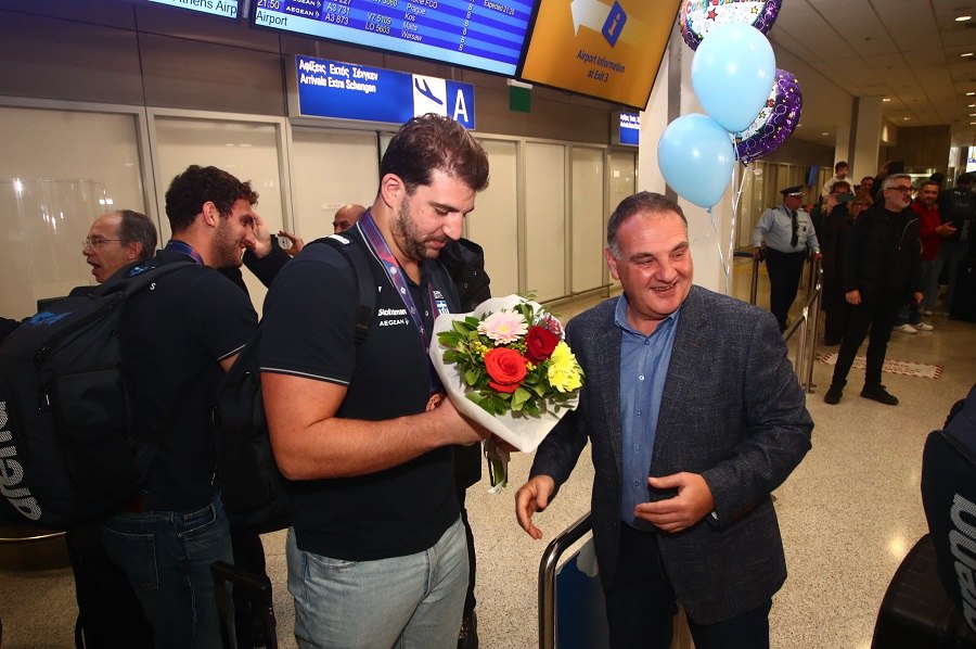 Επέστρεψε στην Ελλάδα με το χάλκινο μετάλλιο η Εθνική πόλο (pics)