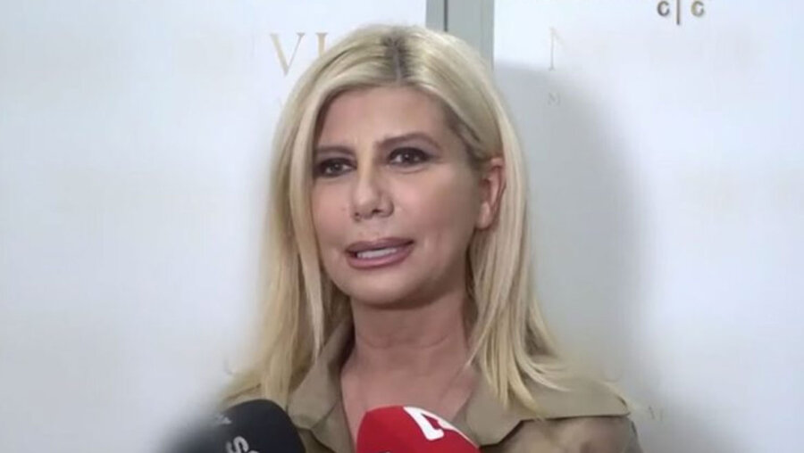 Ζήνα Κουτσελίνη: «Έχω αφαιρέσει στήθος γιατί ήταν πιο μπαμπάτσικο, πρώτα με κοιτούσαν εκεί και μετά στα μάτια»