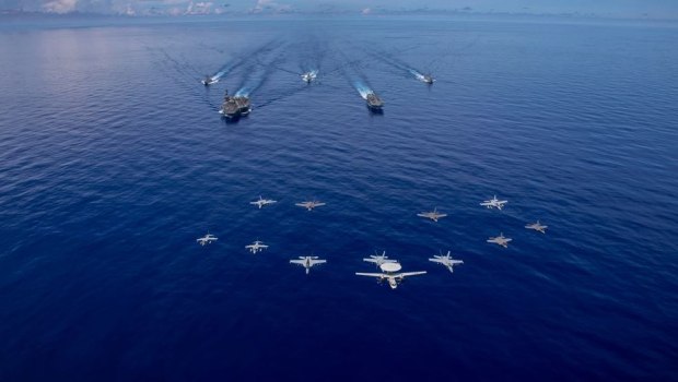 Ρευστή η κατάσταση με το Ιράν λέει ο Τραμπ - Έφτασε στη Μέση Ανατολή το αμερικανικό αεροπλανοφόρο Λίνκολν