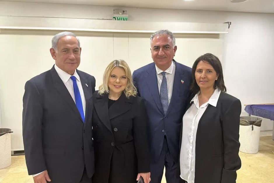 Ο Ισραηλινός πρωθυπουργός Μπενιαμίν Νετανιάχου (αριστερά), η σύζυγός του Σάρα (δεύτερη από αριστερά), ο εξόριστος Ιρανός πρίγκιπας Ρεζά Παχλαβί (τρίτος από αριστερά) και η υπουργός Πληροφοριών του Ισραήλ Γκίλα Γκαμλιέλ.