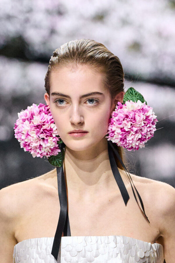 Η πρώτη haute couture συλλογή του Jonathan Anderson για τον οίκο Dior φέρνει μια φρέσκια, σύγχρονη ματιά στην ομορφιά