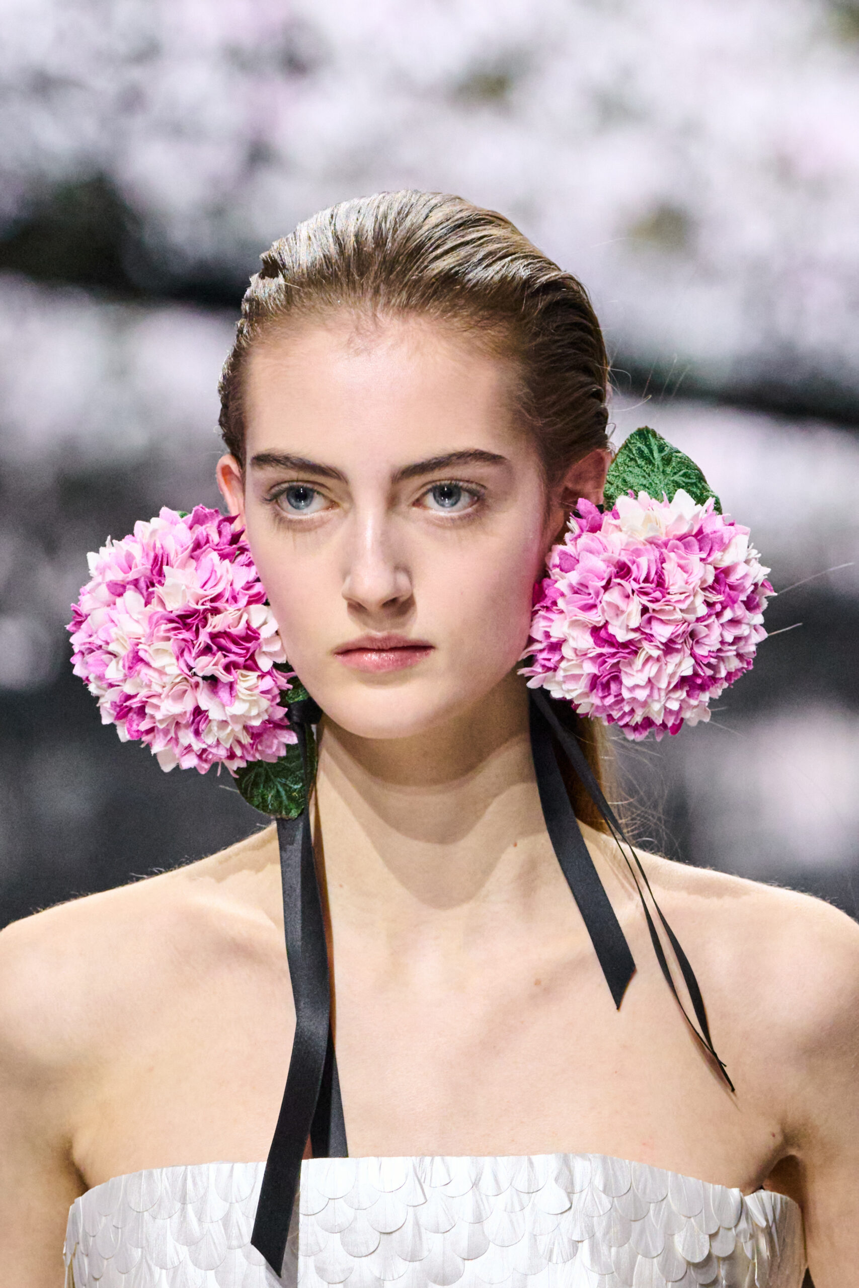 Η πρώτη haute couture συλλογή του Jonathan Anderson για τον οίκο Dior φέρνει μια φρέσκια, σύγχρονη ματιά στην ομορφιά