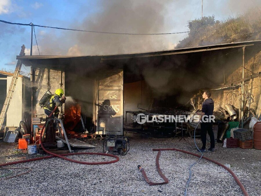 Χανιά: Φωτιά σε αποθήκη στον Πλατανιά