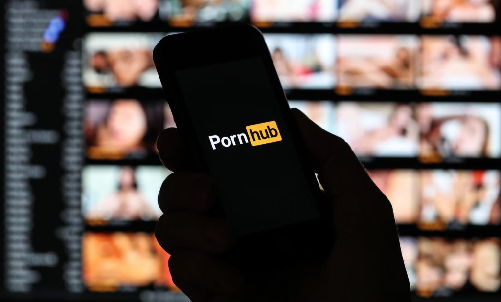 Λογότυπο Pornhub σε κινητό