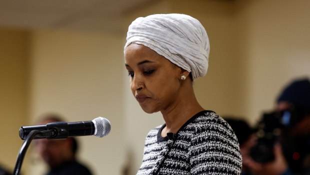 Ιλχάν Ομάρ: Η βουλεύτρια των Δημοκρατικών διακόπτει την ομιλία της όταν άνδρας της πετά άγνωστο υγρό