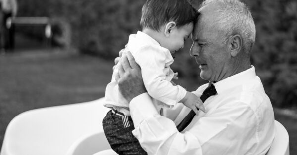 «Αγώνας δρόμου» ανάμεσα σε παππού και εγγονάκι: Το πιο τρυφερό βίντεο της ημέρας
