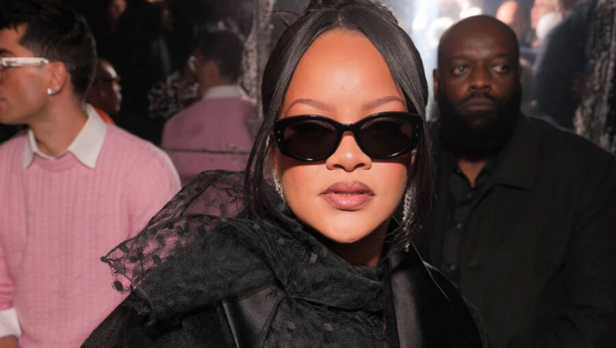 Dior Haute Couture: Η Rihanna απογείωσε το μαύρο σύνολο στο ντεμπούτο του Jonathan Anderson