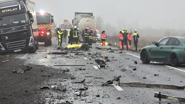 «Δεν έχω ξαναδεί κάτι τέτοιο» - Συγκλονίζει ο οδηγός της νταλίκας που «καρφώθηκε» το βαν - Την Πέμπτη η επιστροφή των 3 τραυματιών