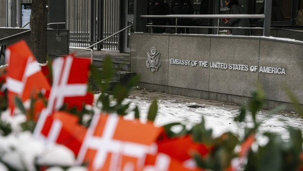 Οργή στη Δανία: Η αμερικανική πρεσβεία αφαίρεσε τις σημαίες με τα ονόματα των πεσόντων Δανών στρατιωτών