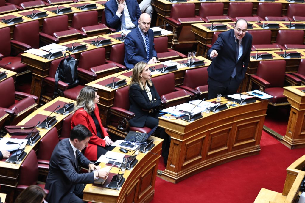 Βουλή: Εκρηκτική αντιπαράθεση για τα Ίμια – «Κυβέρνηση Σημίτη, Αρσένης και Πάγκαλος τραγικοί, μοιραίοι και άβουλοι»
