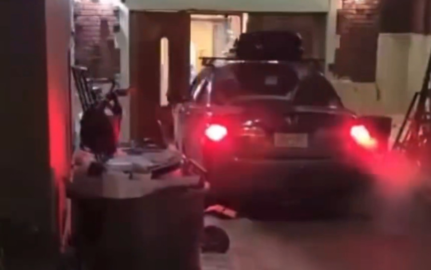 ΗΠΑ: Αυτοκίνητο έπεσε στην είσοδο συναγωγής στη Νέα Υόρκη (video)