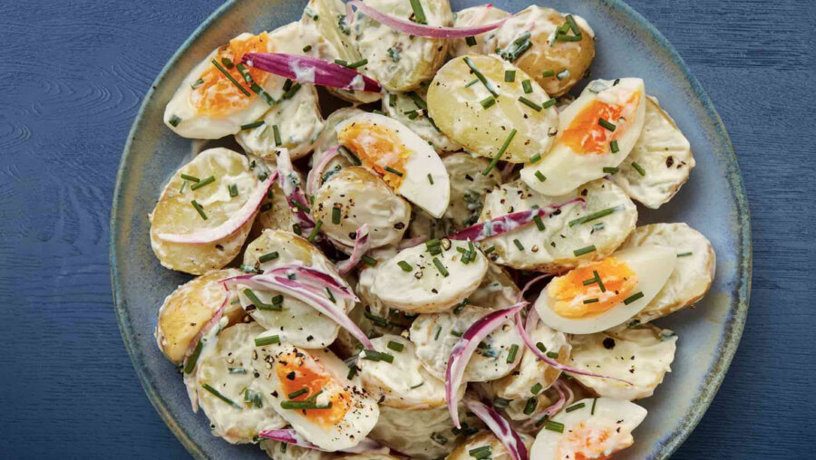 Ελαφριά και χορταστική: πατατοσαλάτα που ταιριάζει σε κάθε ώρα