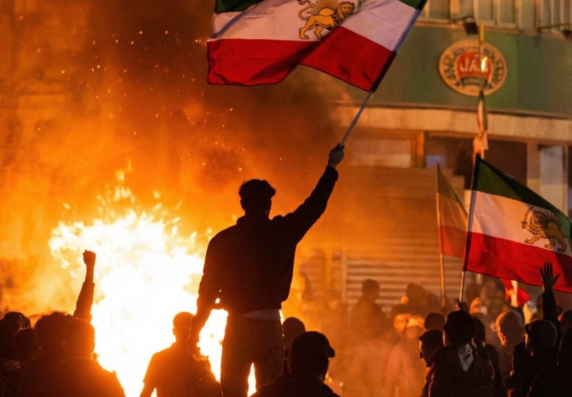 Διαδηλωτής με σημαία Ιράν