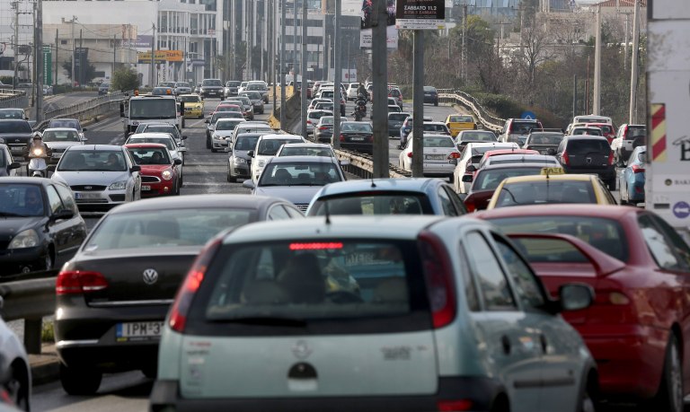 εικόνα που δείχνει αυτοκίνητα να κινούνται σημειωτόν σε κεντρικό άξονα της Αττικής