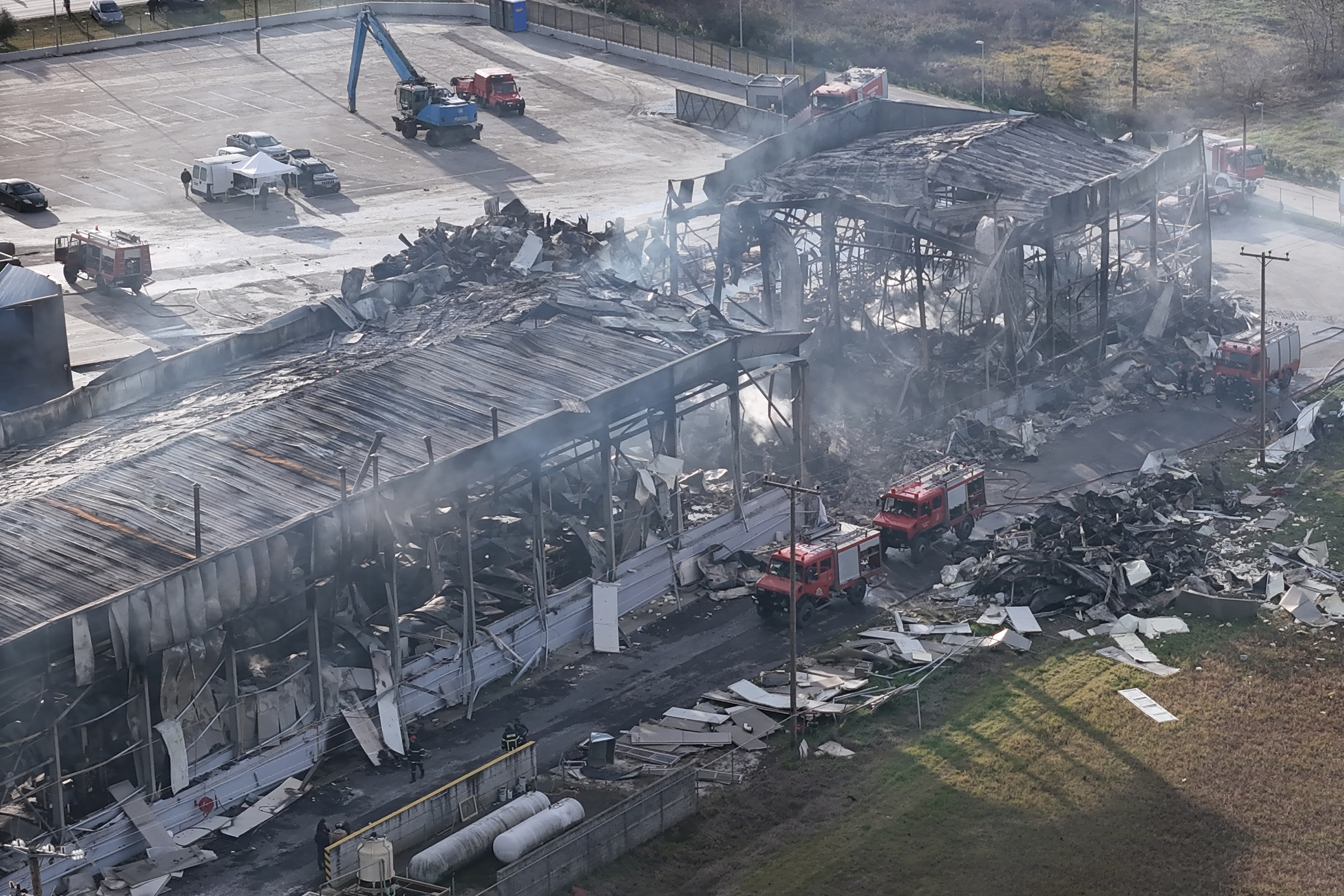 Στο μικροσκόπιο οι οικοδομικές άδειες και η πυρασφάλεια του εργοστασίου της «Βιολάντα» – Τα αναπάντητα ερωτήματα για τη φονική διαρροή προπανίου