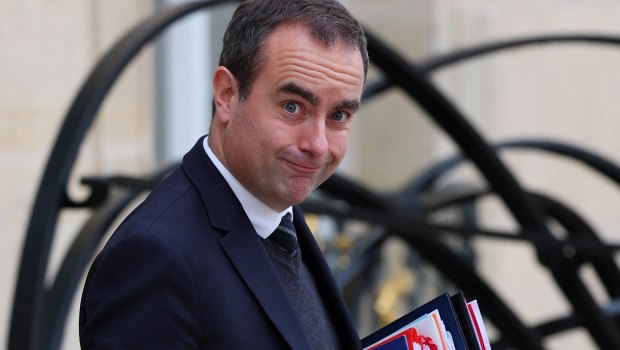 Γαλλία: Ο Λεκορνί περνά το σύνολο του προϋπολογισμού χωρίς ψηφοφορία στη Βουλή - «Λάστιχο» το Σύνταγμα