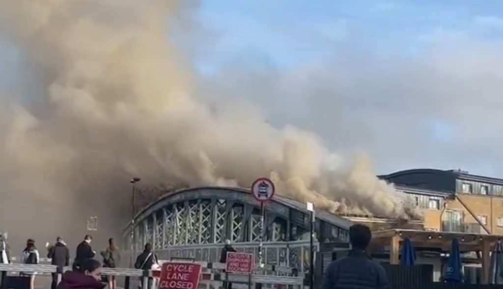 Φωτιά σε σταθμό τρένου