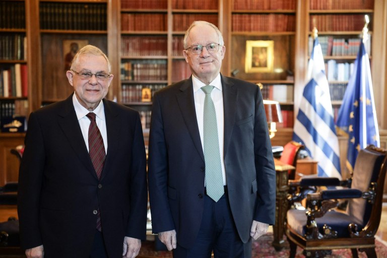 Συνάντηση Τασούλα με Παπαδήμο - Στο επίκεντρο οικονομικές και πολιτικές προκλήσεις