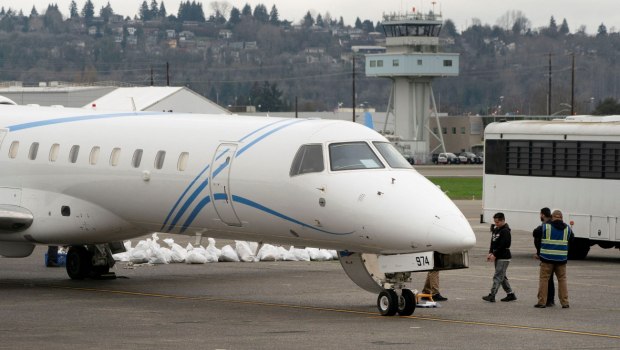 Ξαναρχίζουν οι πτήσεις απελαθέντων από την Κολομβία στις ΗΠΑ πριν από τη συνάντηση Τραμπ και Πέτρο