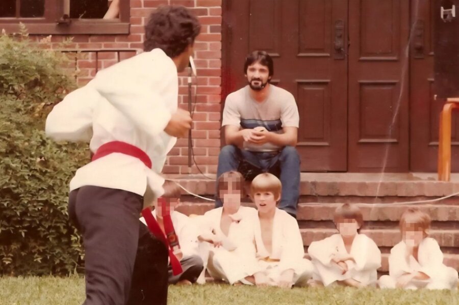 Η ιστορία που σόκαρε τις ΗΠΑ: Πατέρας σκότωσε σε ζωντανή μετάδοση τον δάσκαλο καράτε που βίαζε τον γιο του