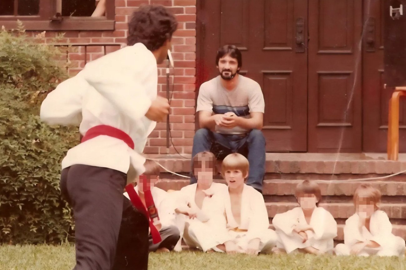 Η ιστορία που σόκαρε τις ΗΠΑ: Πατέρας σκότωσε σε ζωντανή μετάδοση τον δάσκαλο καράτε που βίαζε τον γιο του