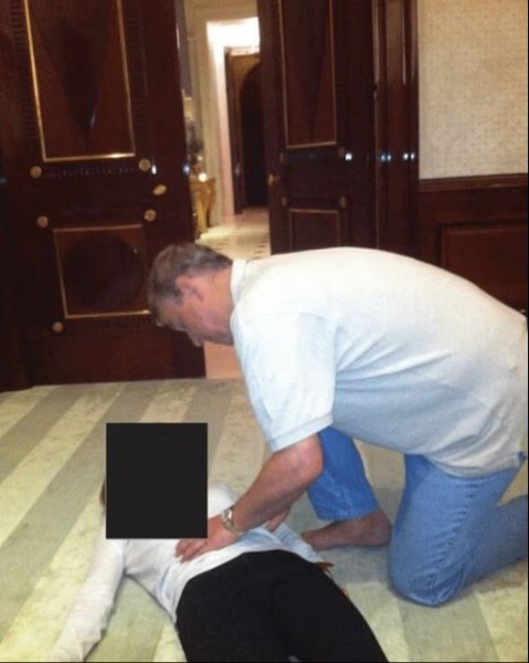 Σκάνδαλο Έπσταϊν: Φωτογραφίες δείχνουν τον πρίγκιπα Άντριου πάνω από γυναίκα που είναι ξαπλωμένη στο πάτωμα